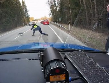 Εσθονία: Ο ... «καουμπόη» αστυνομικός που σταματά μεθυσμένο οδηγό! (βίντεο)